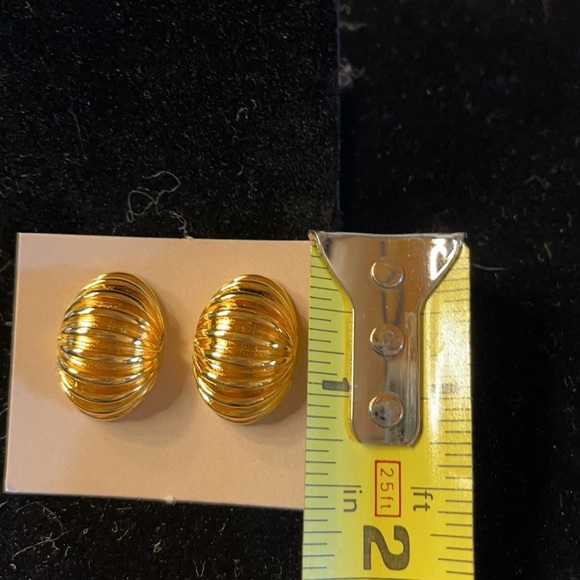 Avon (1989) Vintage Classic Dome Pierced Earrings Goldtone - Picture 3 of 7